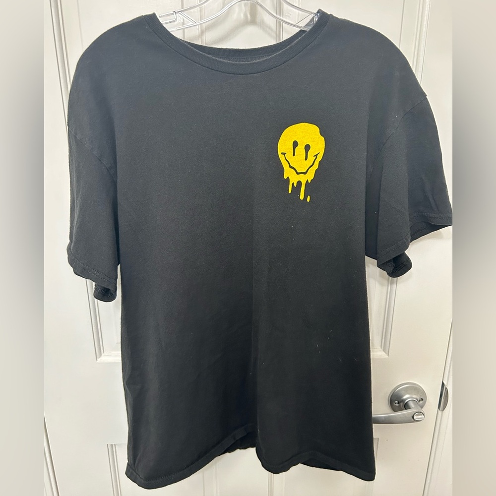 Melting Smiley Graphic Tee. Size (Medium)